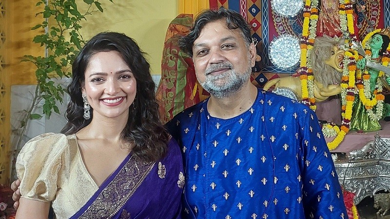 মিথিলাকে রেখে পূজায় ‘প্রেমিকা’ নিয়ে ঘুরছেন সৃজিত